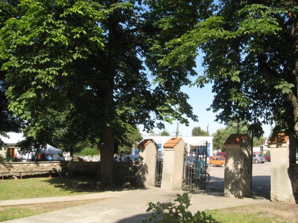 Brama wejściowa na teren ogrodzonego placu przykościenego