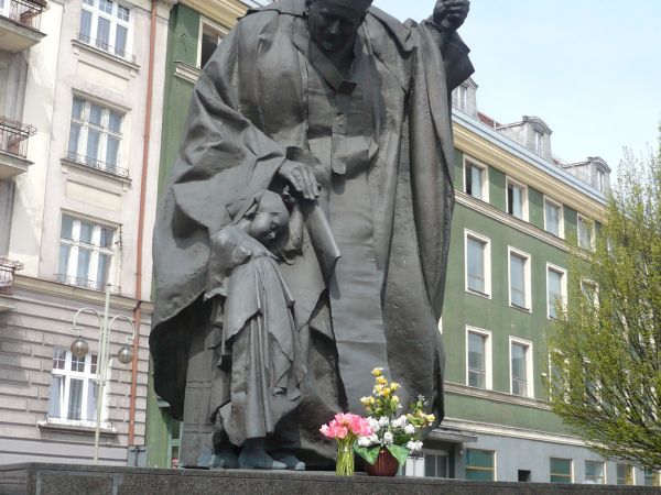 Plac Św. Józefa z pomnikiem Jana Pawła II.