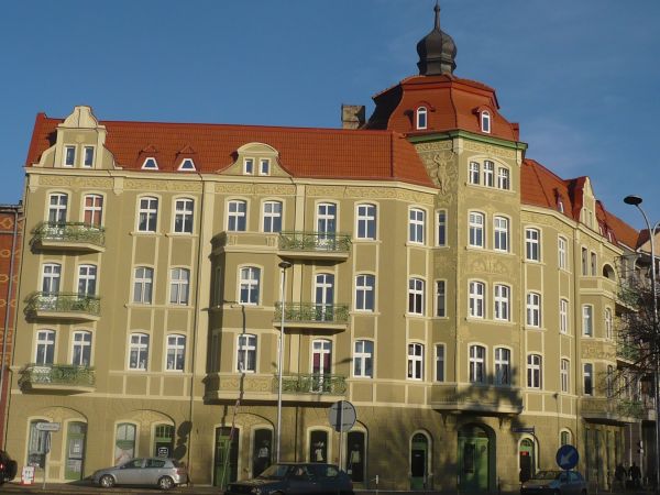 W  2009r  zamieściłem   zdjęcie  tej  kamienicy,obecne  zdjęcie  tej  samej  kamienicy  z  dawnej  ulicy  Fabrycznej  i   Ceglanej   po  remoncie  w  Listopadzi