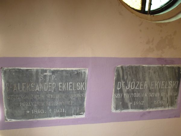 wewnątrz kaplicy przy cmentarzu.