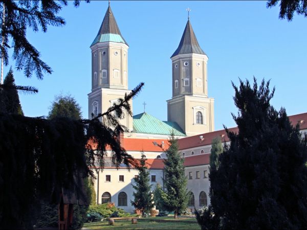 Kościół pw. św. Mikołaja i Stanisława biskupa w Jarosławiu przy ulicy Benedyktyńskiej. Przez starszych mieszkańców zwany Anna Kasarnia, został zbudowany w latac