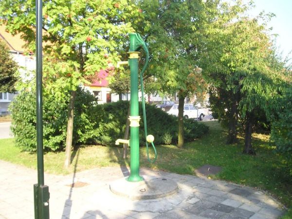 Rynek_pompa wody pitnej. Z tej pompy mieszkańcy Rynku czerpali wodę do gospodarstw domowych. Była to ciężka praca.