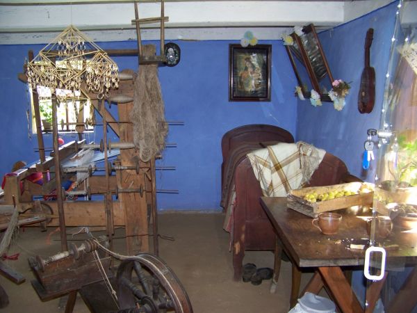 Wnętrze wiejskiej chaty.