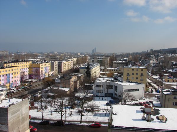 Gościnne występy na balkonie 9 piętra wieżowca przy ul. Orlicz-Dreszera 12a. W dali wieżowiec Sea Towers (ang. Morskie Wieże)  przy Skwerze Kościuszki– kompleks