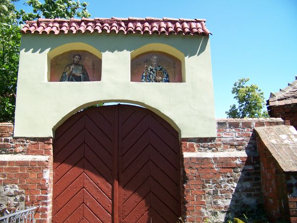 Brama na dziedziniec koscielny