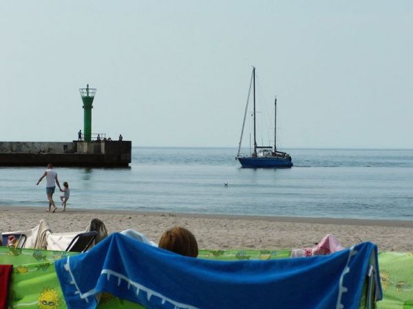 Do portu w Mrzeżynie zawijają różne jednostki pływające,a ich obserwowanie umila czas opalania.