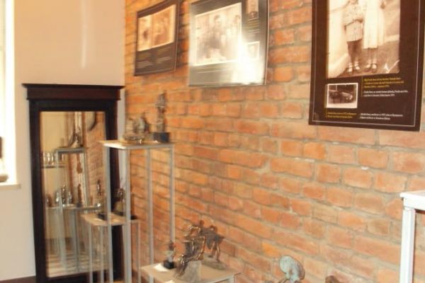 zdjęcia tu prezentowane są reprodukcjami tych co przed wojną - tu, w tym miasteczku robione były ale i w pobliskim Iwoniczu Zdroju - kurorcie i tak na miniaturz