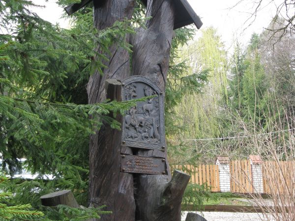 kapliczka Związku Łowieckiego - z medalionem przedstawiającym św. Huberta na koniu, z myśliwskimi psami - dalej jest jeleń z widocznym krzyżem w koronie / wieńc