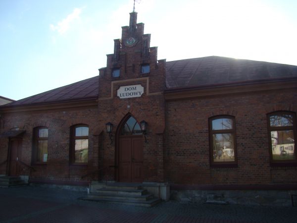Dom Ludowy - wybudowany w 1909r. Na zwieńczeniu, przed gł. wejściem herb, od 1934r. nieużywany, jako że miejscowość nie posiada od tej pory statutu miasta. Pozo