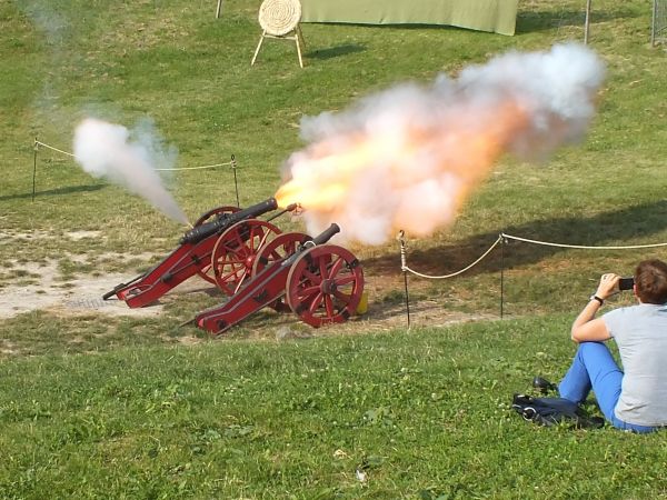 Zamościanie  witają turystów salwą honorową