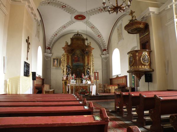 Wnętrze czynnego kościoła katolikiego