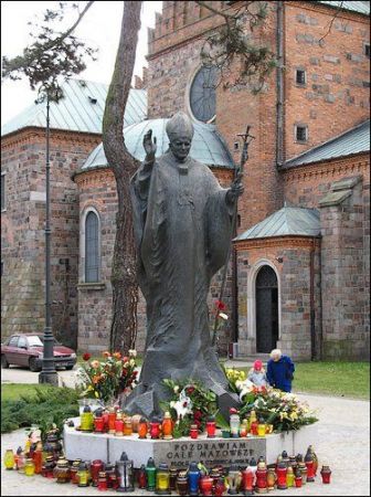 Pomnik upamiętniający wizytę Ojca Świętego Jana Pawła II w Płocku w czerwcu 1991 r. Autorem pomnika jest Gustaw Zemła.