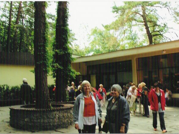 Jaskinia "Raj", uznana za rezerwat przyrody nieożywionej, podzielona jest na kilka sal  - Komorę Wstępną, Salę Złomisk, Salę Kolumnową i Skałę Stalaktytową. W k