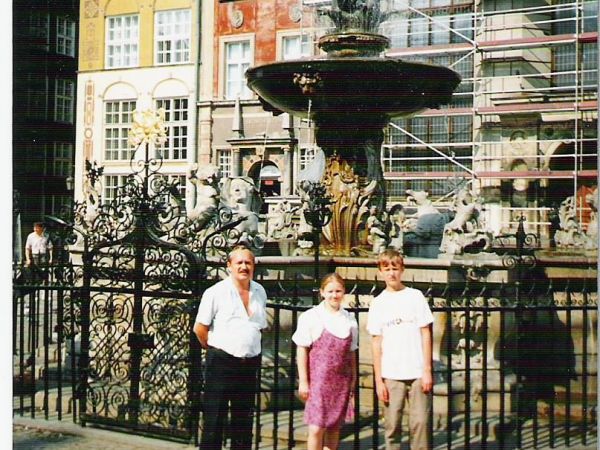 przed: Fontanną Neptuna - z 1633 roku, na Długim Targu. 4 sierpnia 1260r. bulla papieska Aleksandra IV ustanawia Jarmark św. Dominika, który miał na celu  nakło