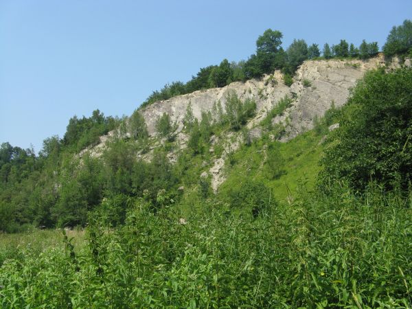 Na wzgórzu, nad wysokim brzegiem rzeki znajdowała się strażnica graniczna, tzw. "Zamczysko". Nazwę wiąże się z niewielkim zameczkiem, wzniesionym około XIV - XV