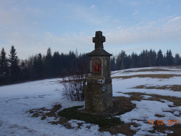 Kapliczka przy niebieskim  szlaku pod Koskową Górą