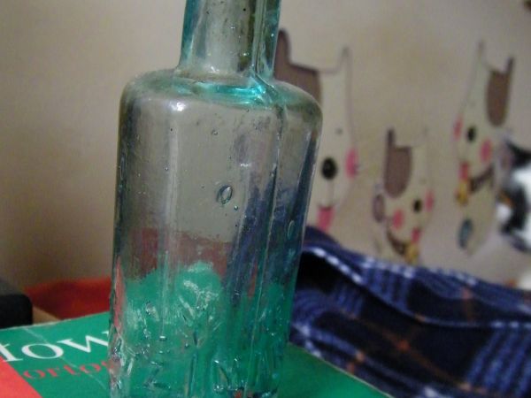 BUTELECZKA  zapewne po lekarstwie napisy niemieckie   po czyszczeniu rzeki wydobyta