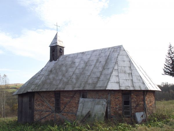 kaplica pw. św. Andrzeja Boboli, wzniesiona w 1938 roku, opuszczona. Po II-giej wojnie św. w wyniku akcji przesiedleńczych wyznawcy obrządku greko-kat. musieli