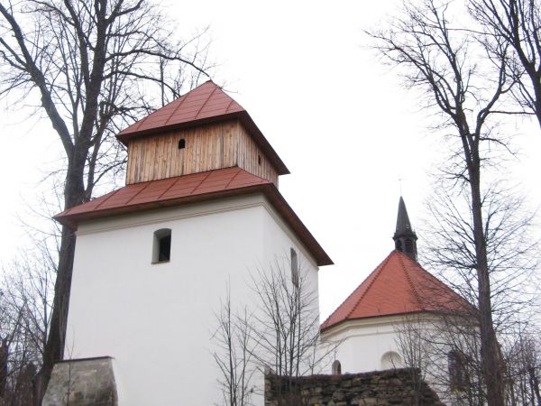 Dzwonnica z pocz. XIXw., masywna, nakryta daszkiem namiotowym - za prezbiterium kościoła, na granicy przykościelnego cmentarza.