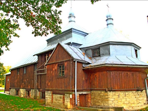 Dawna drewniana cerkiew greckokatolicka pw. Opieki Najświętszej Maryi Panny (od 1979 roku kościół rzymskokatolicki pw. Najświętszego Serca Pana Jezusa), wzniesi