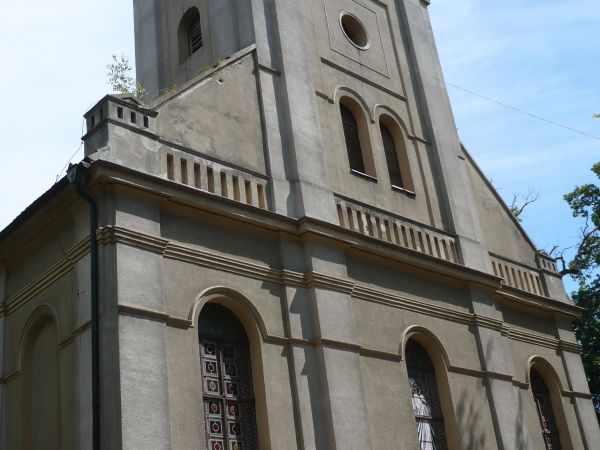 Eklektyczny kościół św. Wojciecha z 1814-46,fundacji Salomei i 
Wojciecha Lipskich.