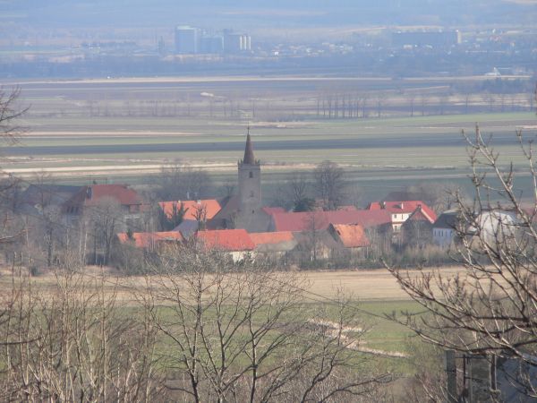 Widok ze Srebrnej Góry na koścół w Budzowie