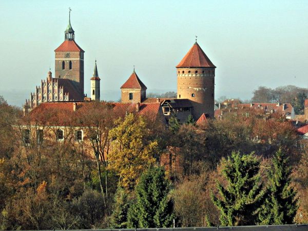 Reszel-dwa największe zabytki Reszla,Zamek Biskupów Warmińskich-zbudowany w latach 1350-1401 oraz kościół gotycki św. Piotra i Pawła z XIV wieku z wieżą widokow