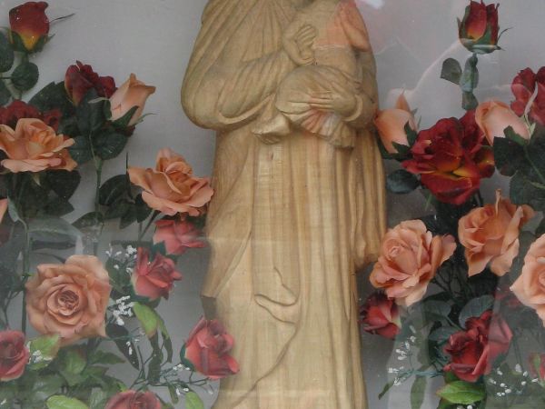 Figura Matki Boskiej z Dzieciątkiem - z przydomowej kapliczki.