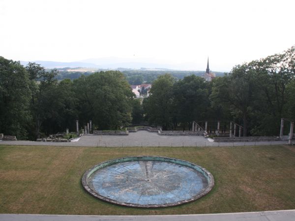 niecka basenu - niegdyś tafla wody pełna piękna lilii wodnych, zaś w murze niecki były wodorzygi żeliwne mające kształty masek.