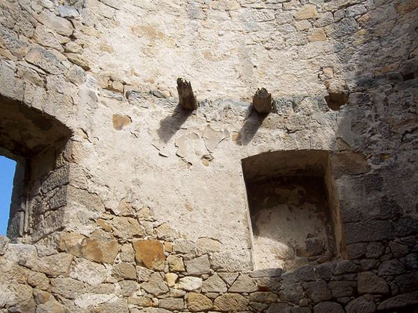 Skorzynice. Wnętrze zniszczonego młyna wiatrowego. Po II wojnie światowej ok. 1945-46 był czynnym młynem, ale z braku młynarza i nieznajomości mielenia zboża pr