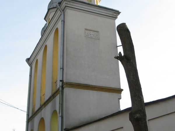 dzwonnica , wzniesiona w 1905r., murowana, dwukondygnacyjna, trójkopułowa.