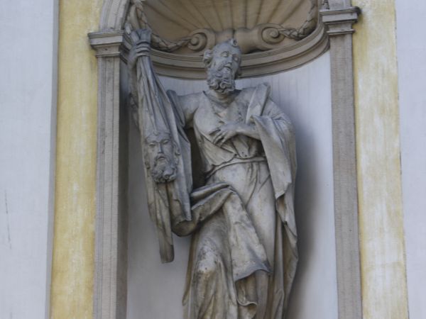 w niszy murów : figura przedstawiająca św. Bartłomieja - chrześcijańskiego męczennika, którego w trakcie tortur obdarto ze skóry, tak bywa ukazywany. W temacie