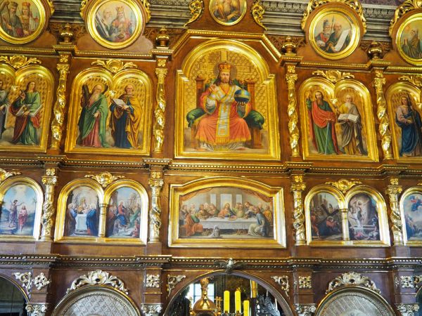 rodzimy, zachowany - na uwagę zasługujący ze względu na mistrzowskie wykonanie : ikonostas z pocz. XXw. autorstwa Michała Bogdańskiego, tu część centralna, na w