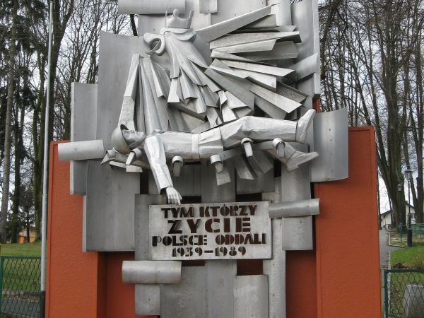 Pomnik Pamięci Narodu - przy Parku Jordanowskim, przebudowany w 1992 roku poprzez dodanie wymownej dekoracji metaloplastycznej.