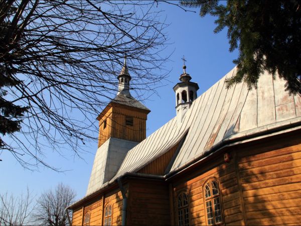 Kościół filialny pw. św. Jana Chrzciciela wzniesiony zapewne ok. poł. XVII w. (wg tradycji jeszcze w XVI w.). Wielokrotnie restaurowany i przebudowywany.  Wokół