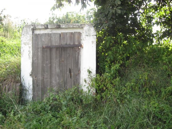 Piwnica w której rodzina autora mieszkała przez 7 lat po przejściu
frontu w 1945r W czasie działań wojennych dom spłonął