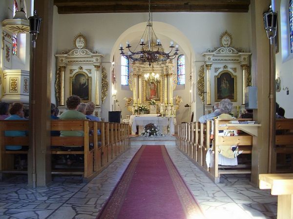 Kościół wybudowany w 1895 roku pw. Podniesienia Krzyża.
Wewnątrz świątyni znajdują się obrazy malarzy niemieckich z XVIII i XIX wieku – „Krzyżowcy”, „ Królowa