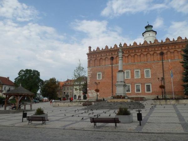 figura Matki Bożej na kolumnie - na innych zdjęciach przy niej pełniona warta honorowa przez wojaków różnych formacji i pochodzenia.