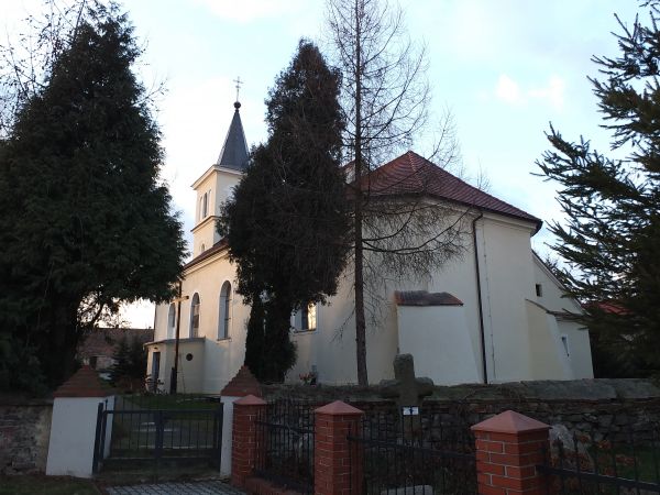Kościół od strony prezbiterium - na pierwszym planie  wolnostojący (jeden z trzech w miejscowości) krzyż pokutny