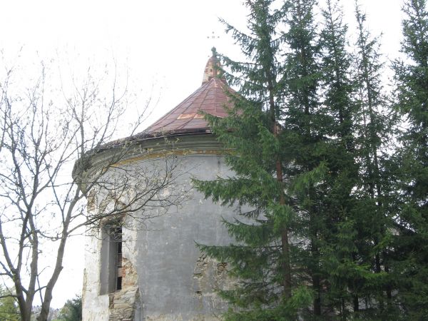 mury cerkwi okalające prezbiterium, wzmocnione szkarpą.