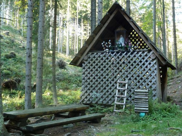 W miejscowości Złatna można podziwiać drewnianą kapliczkę, w niej się znajduje źródło zdrowotnych wód siarczanowych o niebieskim zabarwieniu. Potocznie mówi się