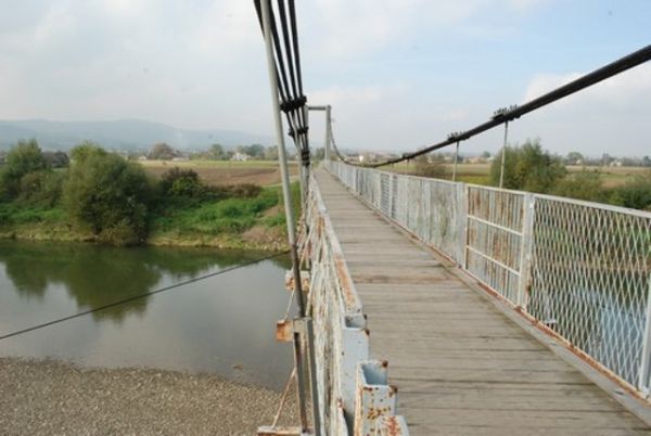 Kładka na Wisłoce łacząca Brzyska z Kołaczycami. Obecne trwa budowa mostu.