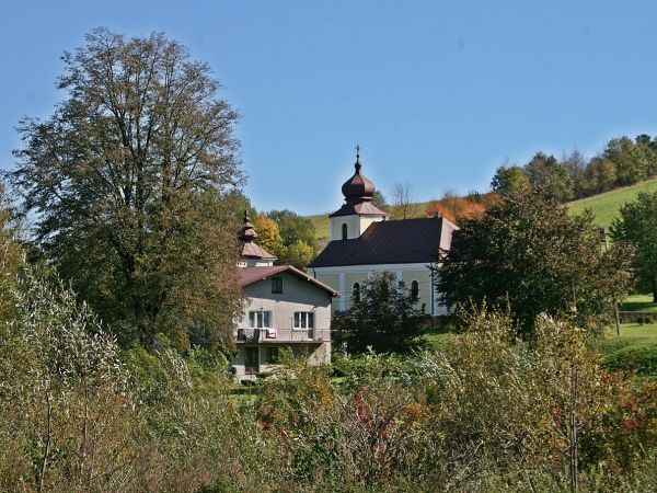 kościół parafialny - niegdyś cerkiew greko-katolicka, tu widok z lewego brzegu Pielnicy.