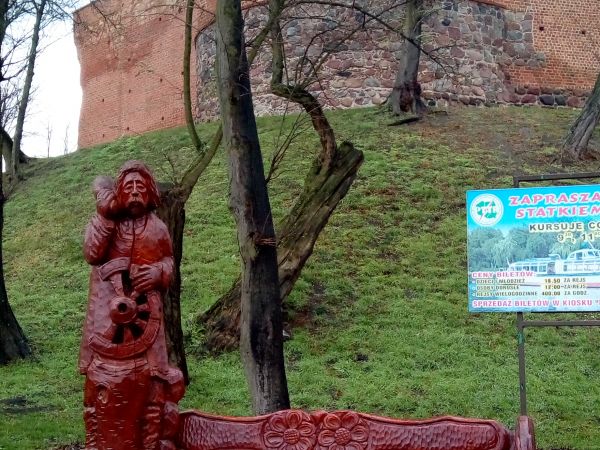 Ruiny zamku z pozostałą Mysią Wieżą