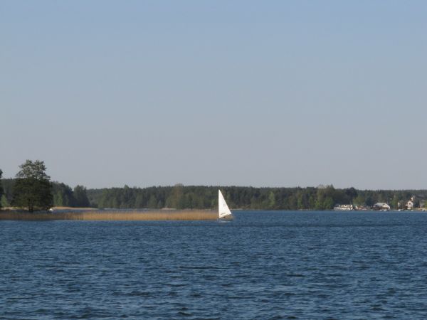 Na brzegu jeziora Wdzydze przy OW Largo