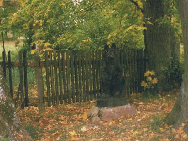 "Czarny pies a Regułówki"- rzeźba z tej legendy