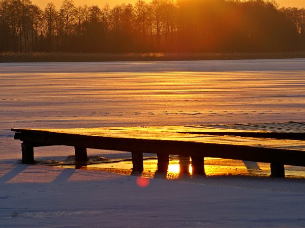 Wschód słońca nad jeziorem Sławianowskim w Buntowie