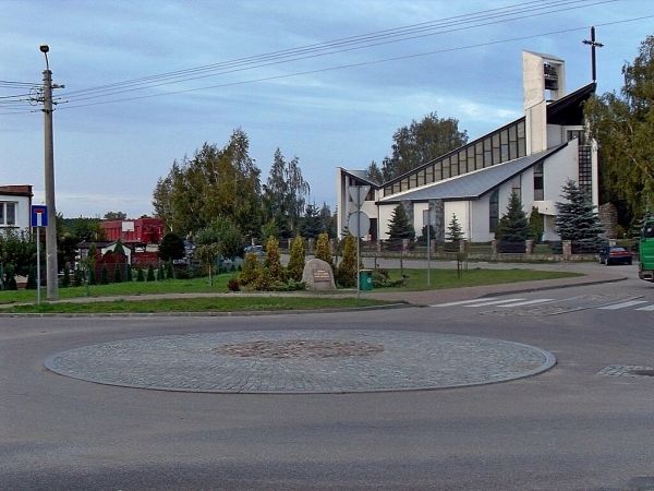 Rondo im. ks. Ryszarda Lendzińskiego oraz kościół na Łapiszewie pw. Najświętszego Serca Pana Jezusa