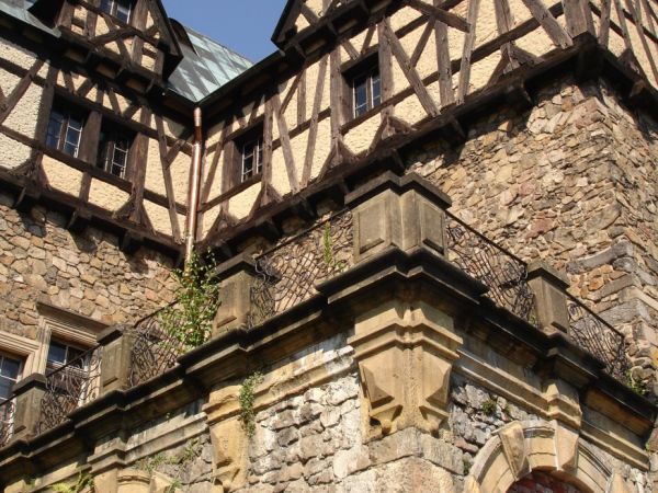 Zamek Książ - wybudowany w latach 1288-1292 przez księcia świdnicko-jaworskiego Bolka I Surowego . Od 1509 r. jako zastaw, a od 1605 r. wykupiony i wlasnosc dzi