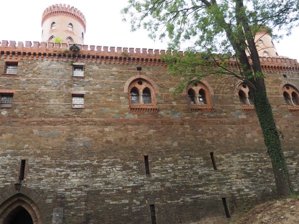 majestatyczna budowla z daleka przypomina groźną fortecę zaś z bliska okazuje się wspaniałą rezydencją godną koronowanych głów, tędy zaczynamy zwiedzanie - i ju